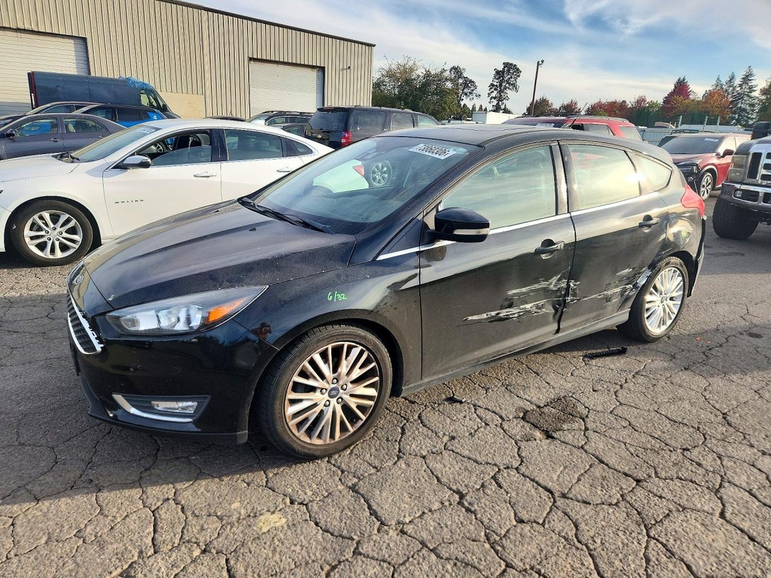 Vue de 2015 FORD FOCUS TITANIUM, angle 1