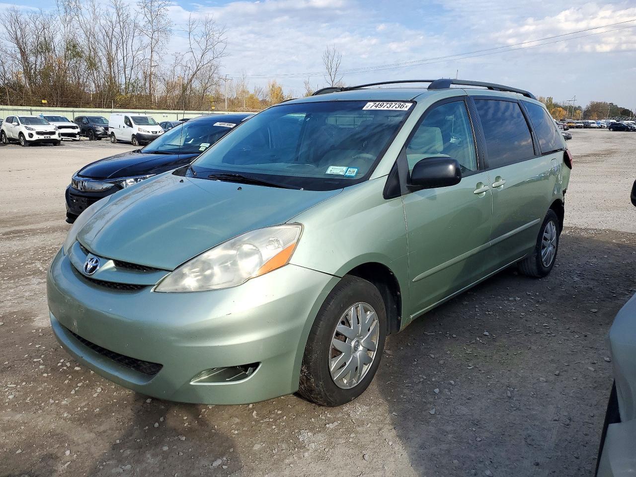 منظر 2008 TOYOTA SIENNA LE 8-PASSENGER، زاوية 1