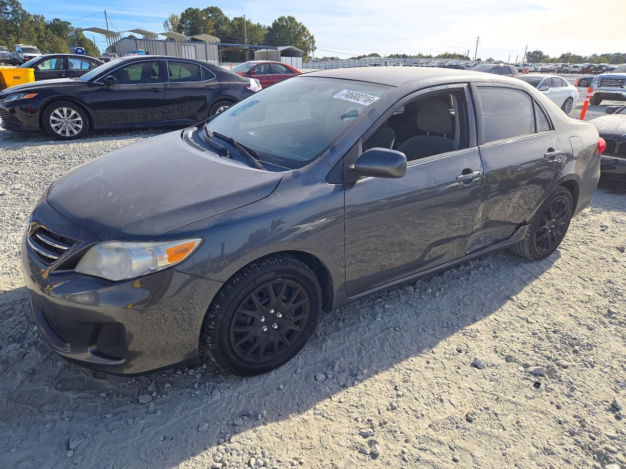 Vue de 2013 TOYOTA COROLLA LE, angle 1