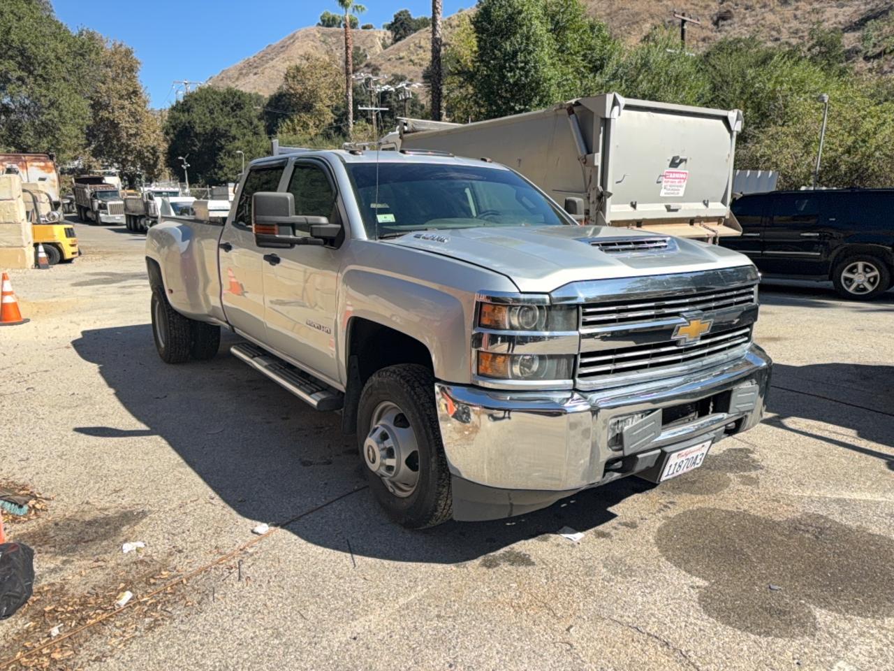 منظر 2018 CHEVROLET SILVERADO C3500، زاوية 1