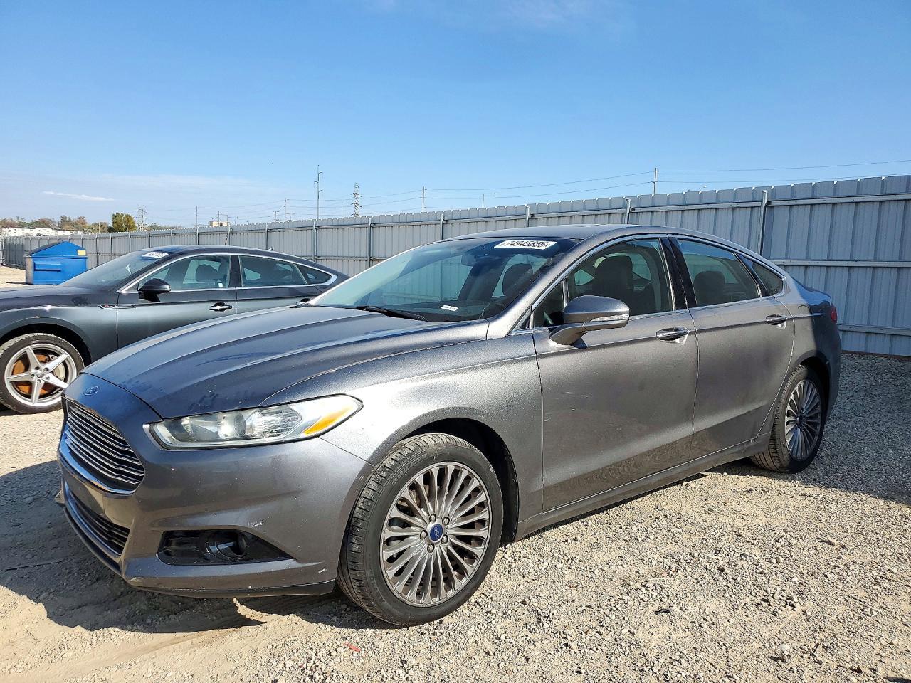 Vue de 2014 FORD FUSION TITANIUM, angle 1