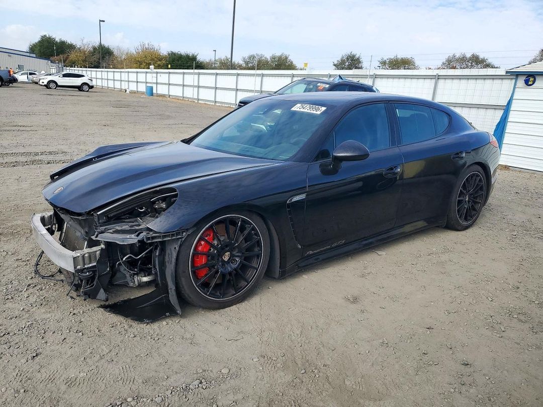 Vue de 2013 PORSCHE PANAMERA GTS, angle 1