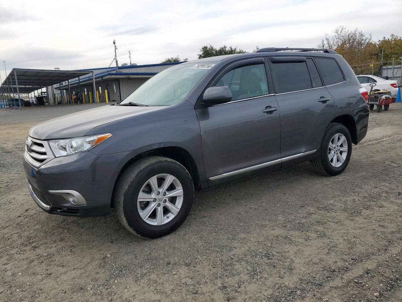منظر 2013 TOYOTA HIGHLANDER BASE، زاوية 1