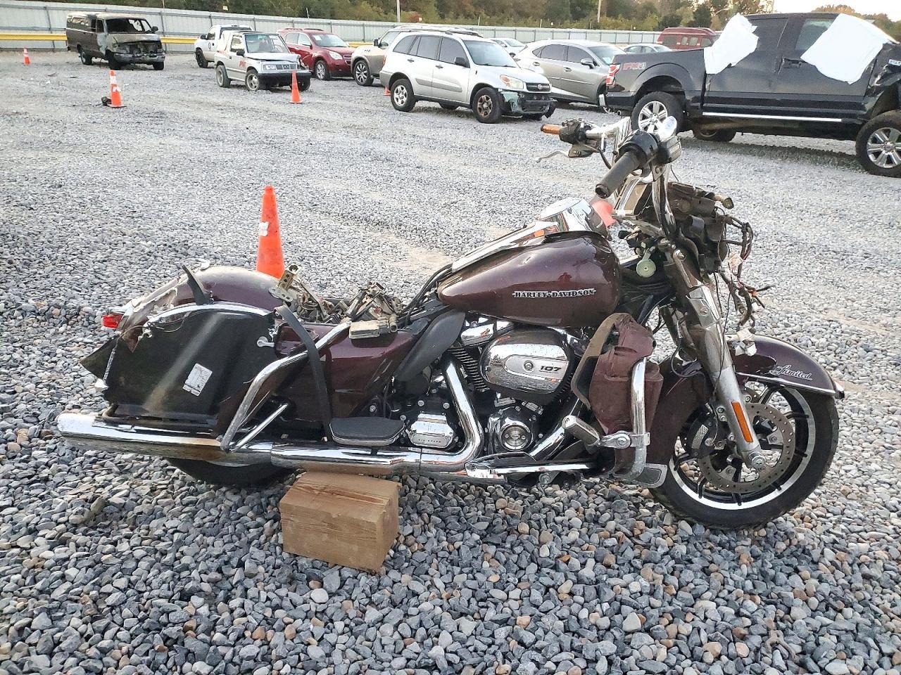 منظر 2018 HARLEY-DAVIDSON FLHTK ULTRA LIMITED، زاوية 1