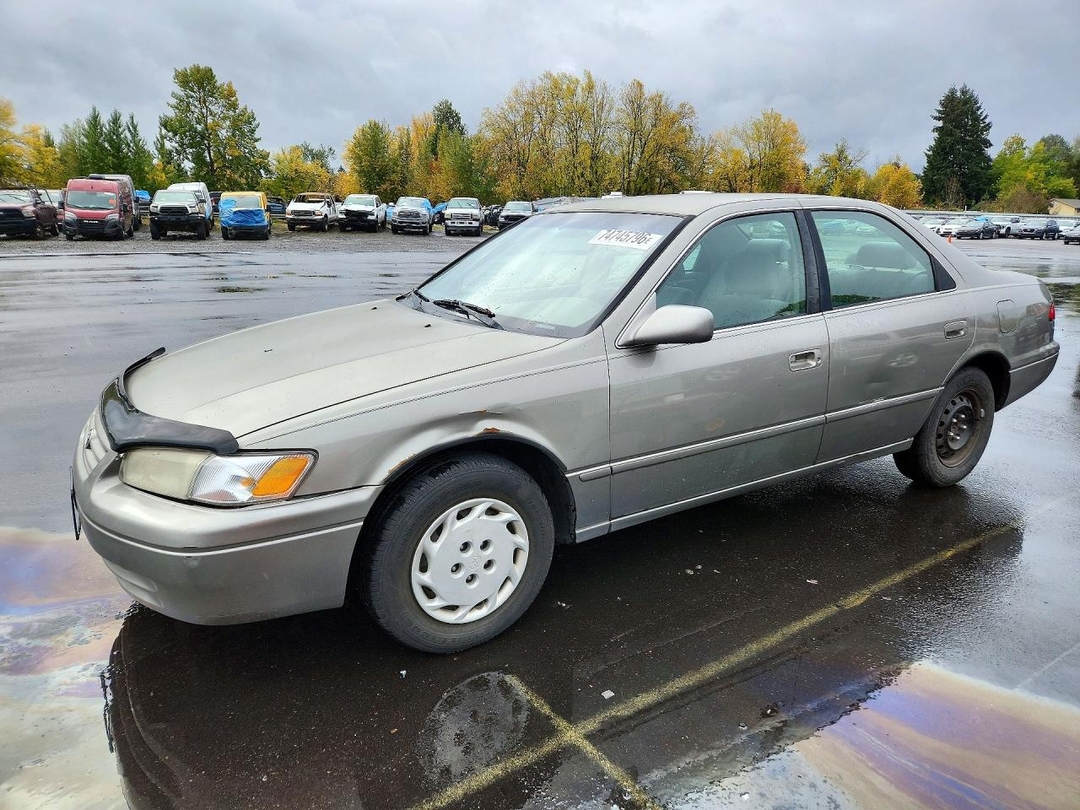 Vista de 1997 TOYOTA CAMRY LE, ángulo 1