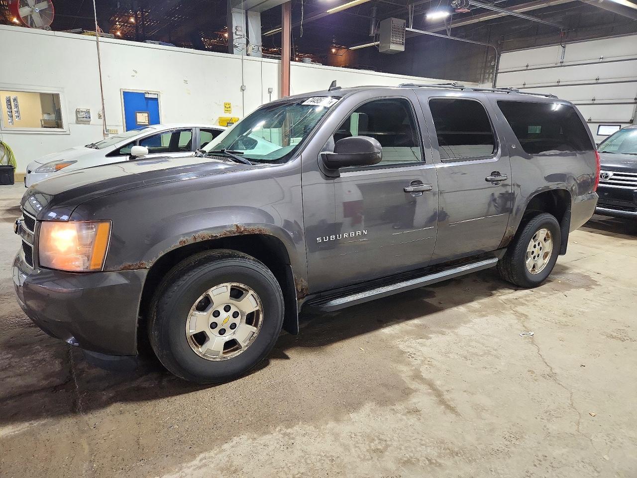 منظر 2010 CHEVROLET SUBURBAN K1500 LT، زاوية 1