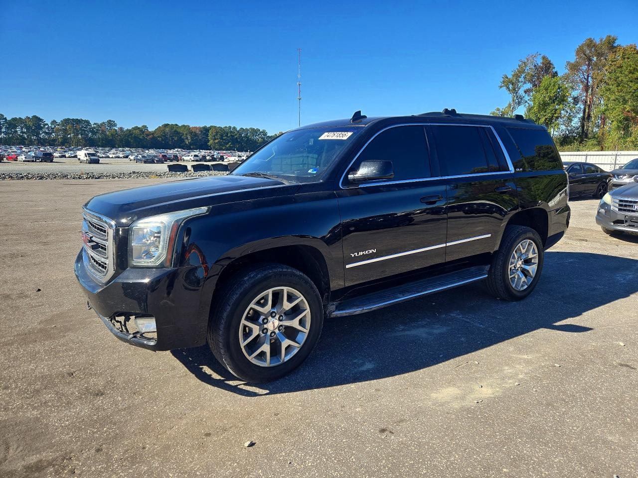 Vue de 2016 GMC YUKON SLE, angle 1