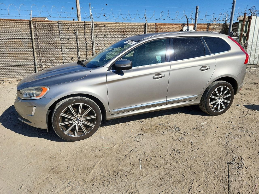 Vue de 2015 VOLVO XC60 T6 PREMIER, angle 1