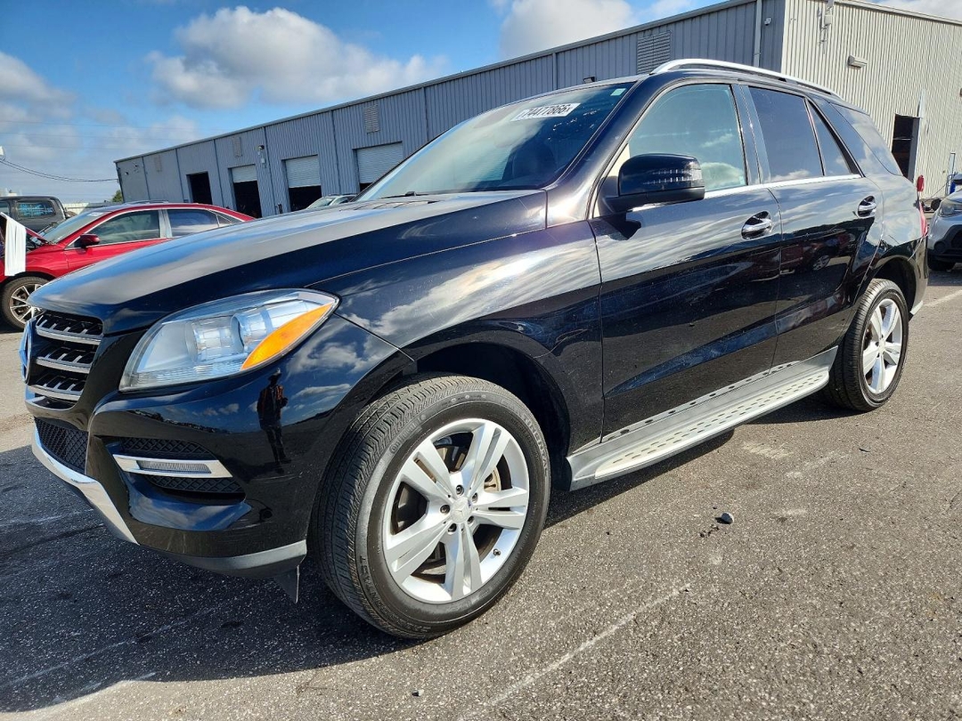 Vista de 2013 MERCEDES-BENZ ML 350, ángulo 1