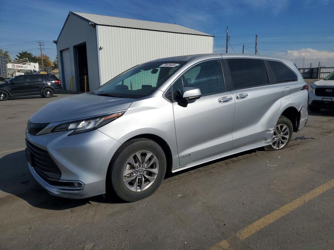 Vue de 2021 TOYOTA SIENNA XLE, angle 1