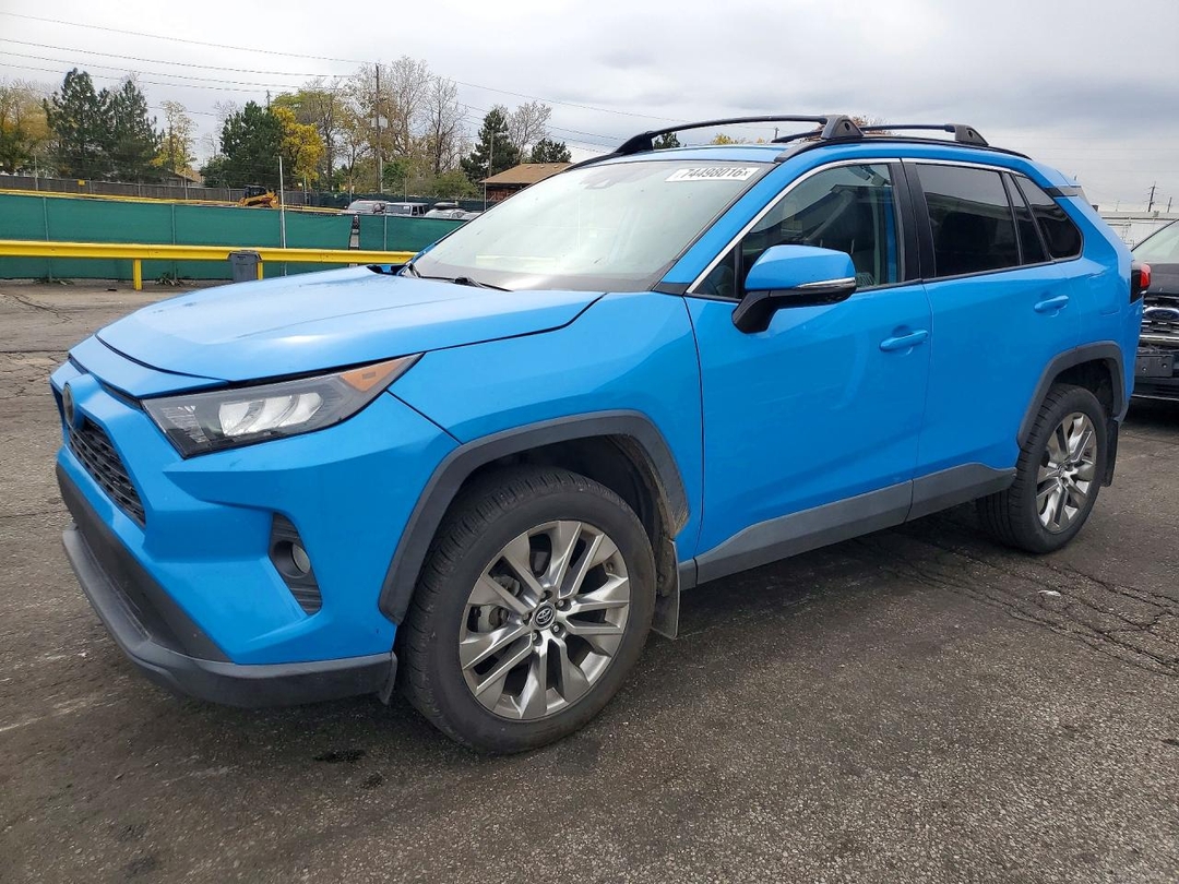 Vista de 2020 TOYOTA RAV4 XLE PREMIUM, ángulo 1