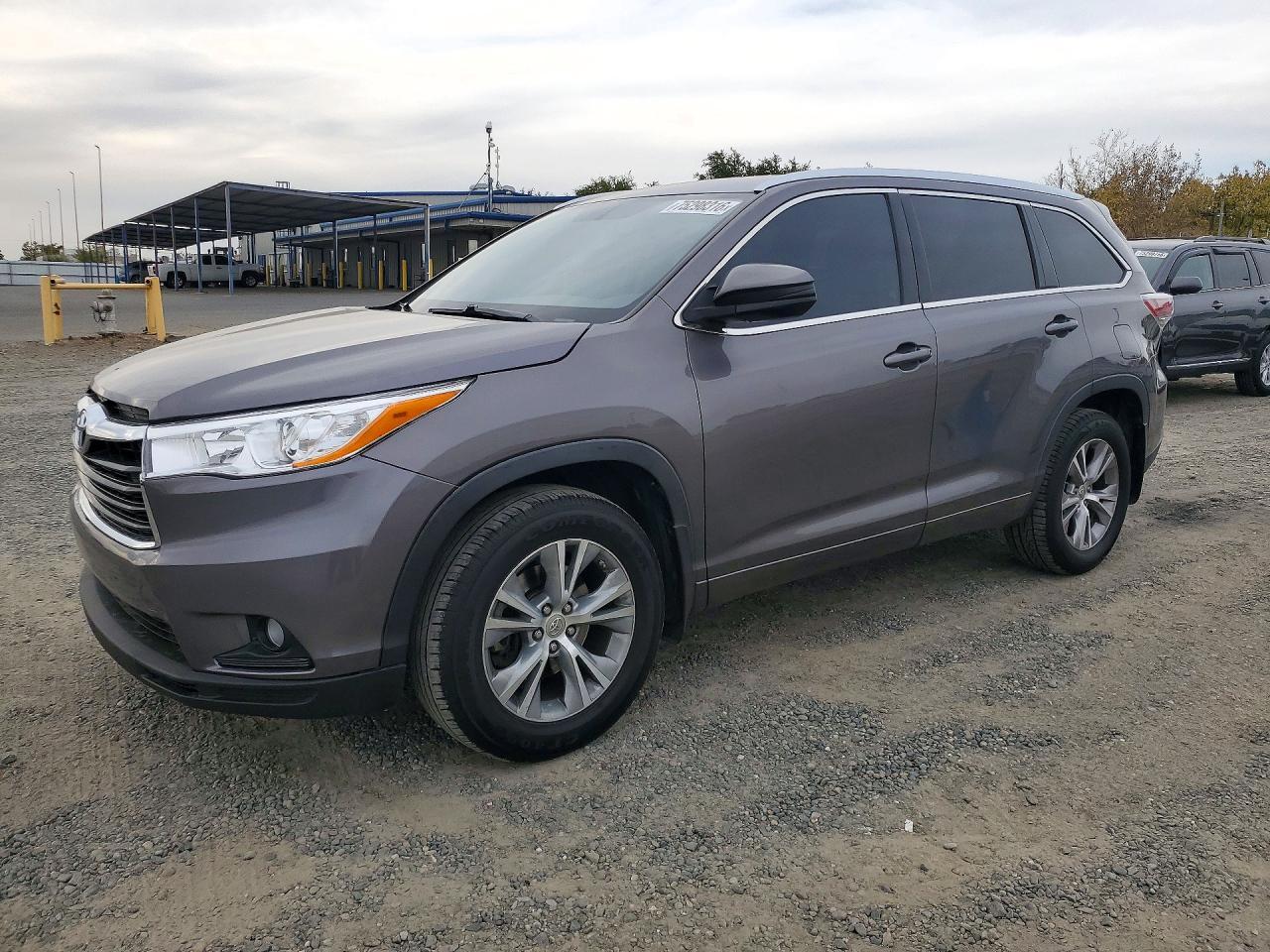 Вид 2015 TOYOTA HIGHLANDER XLE, угол 1