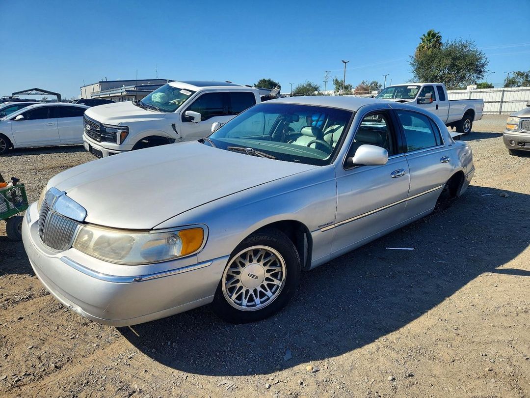 Vue de 1998 LINCOLN TOWN CAR EXECUTIVE, angle 1