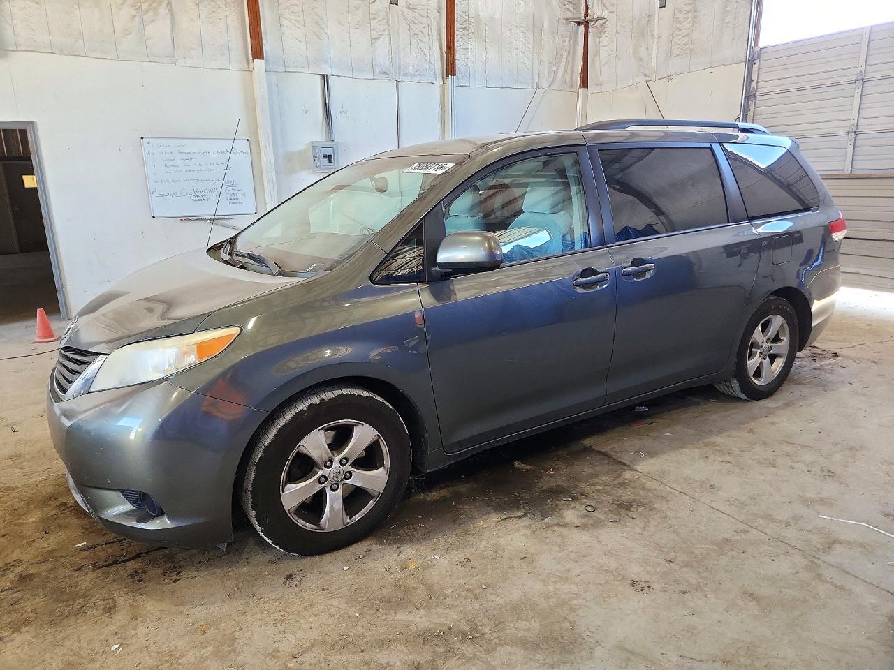 Вид 2013 TOYOTA SIENNA LE, угол 1