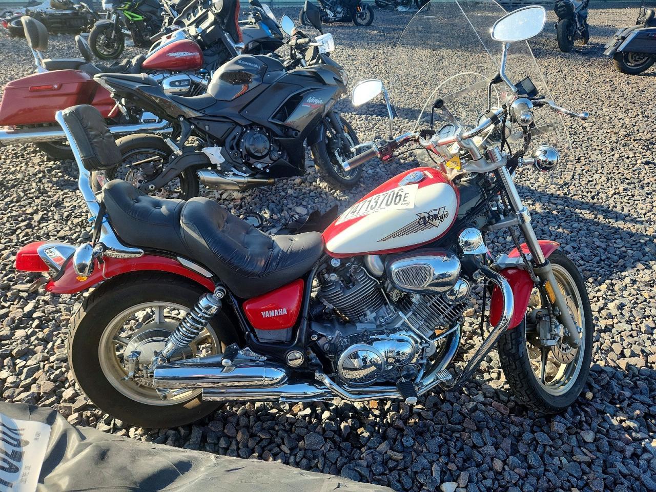 Vista de 1995 YAMAHA XV750, ángulo 1