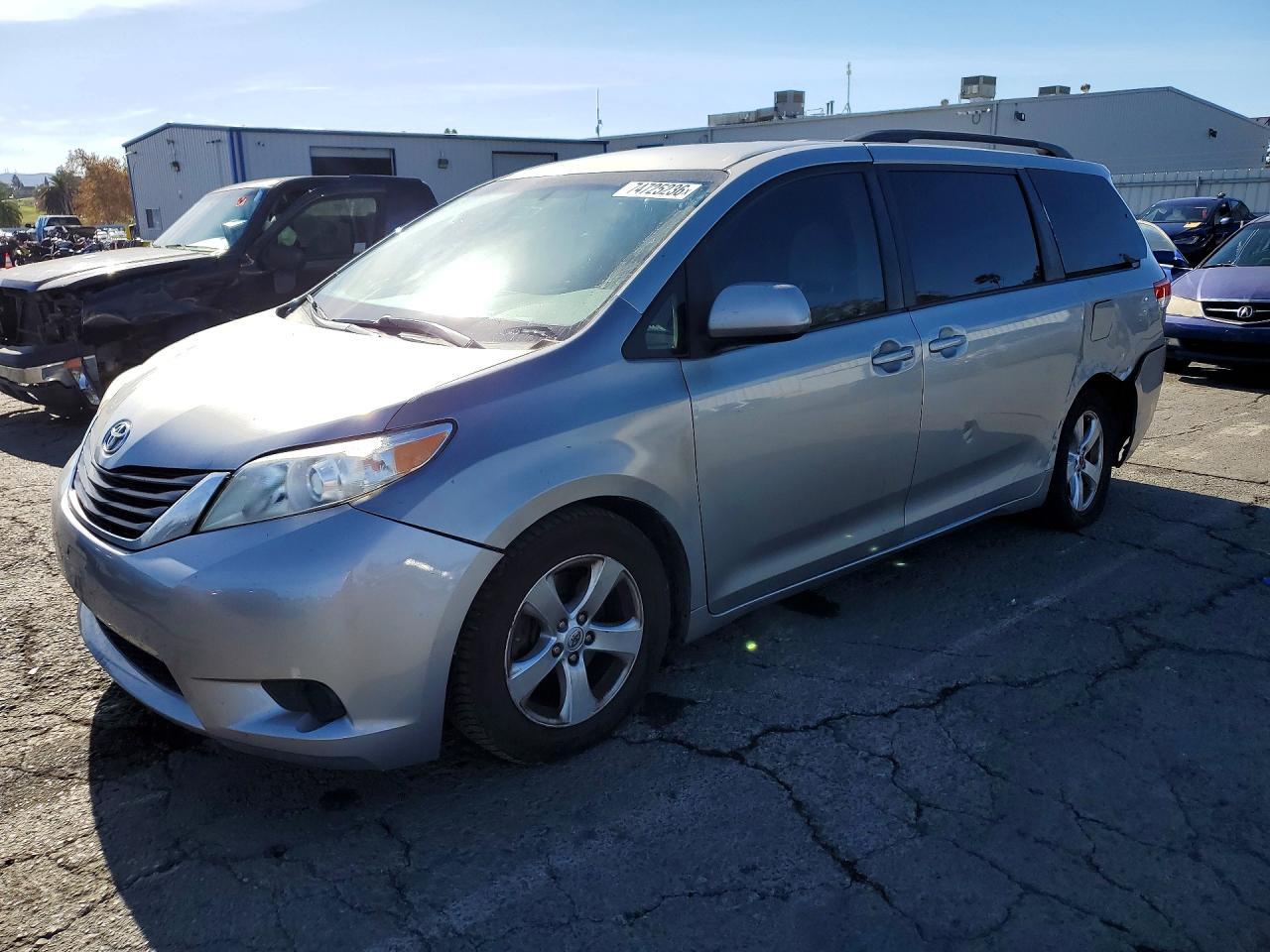 Вид 2014 TOYOTA SIENNA LE, угол 1