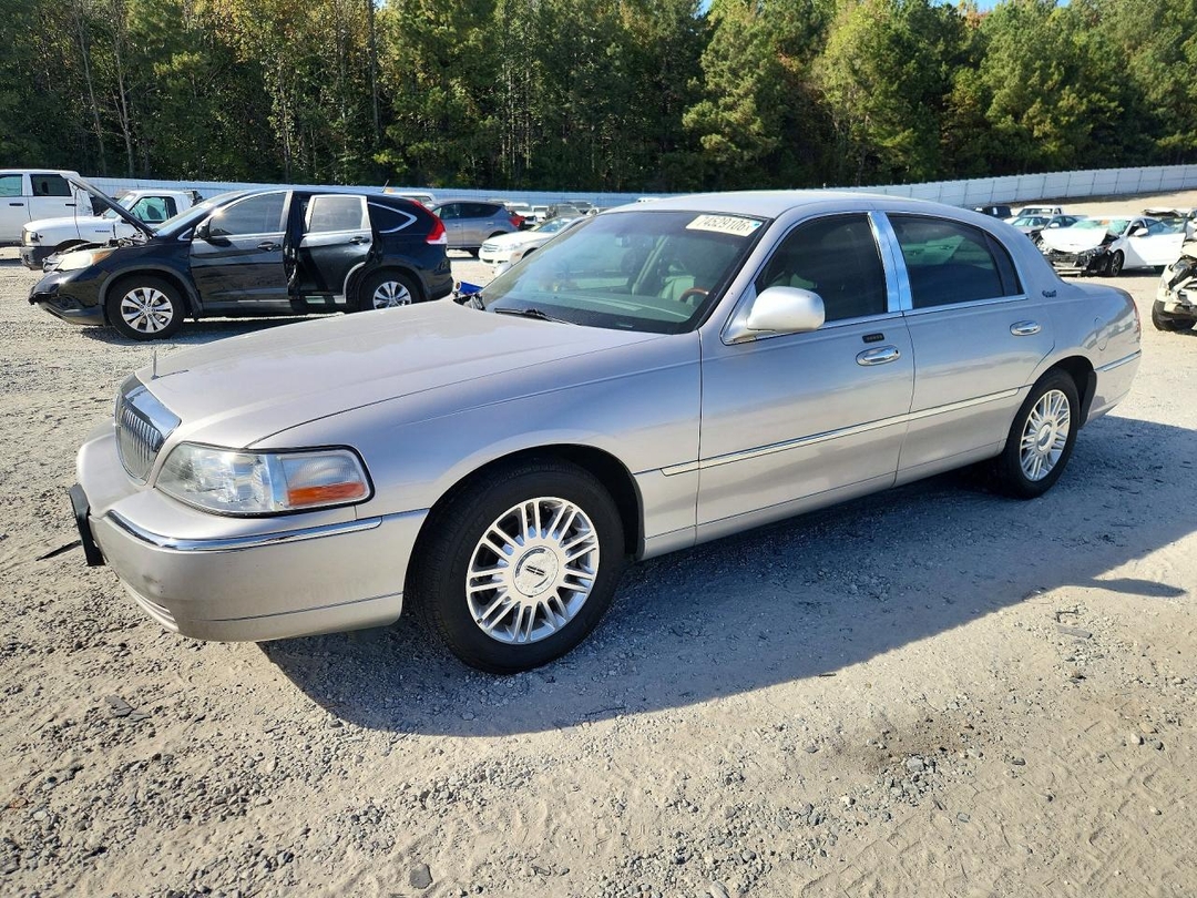 Vista de 2011 LINCOLN TOWN CAR SIGNATURE LIMITED, ángulo 1