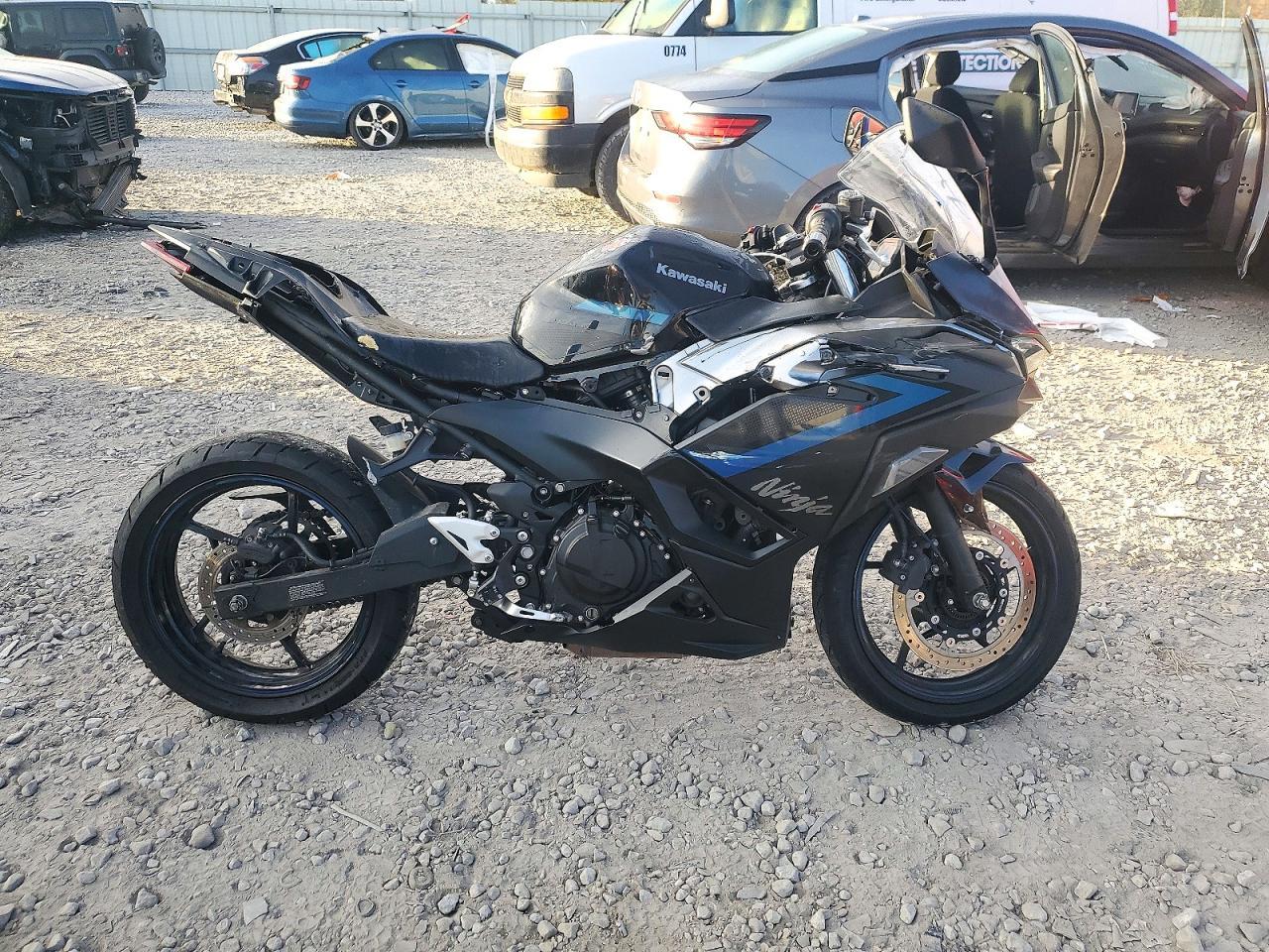Вид 2025 KAWASAKI EX500 A, угол 1