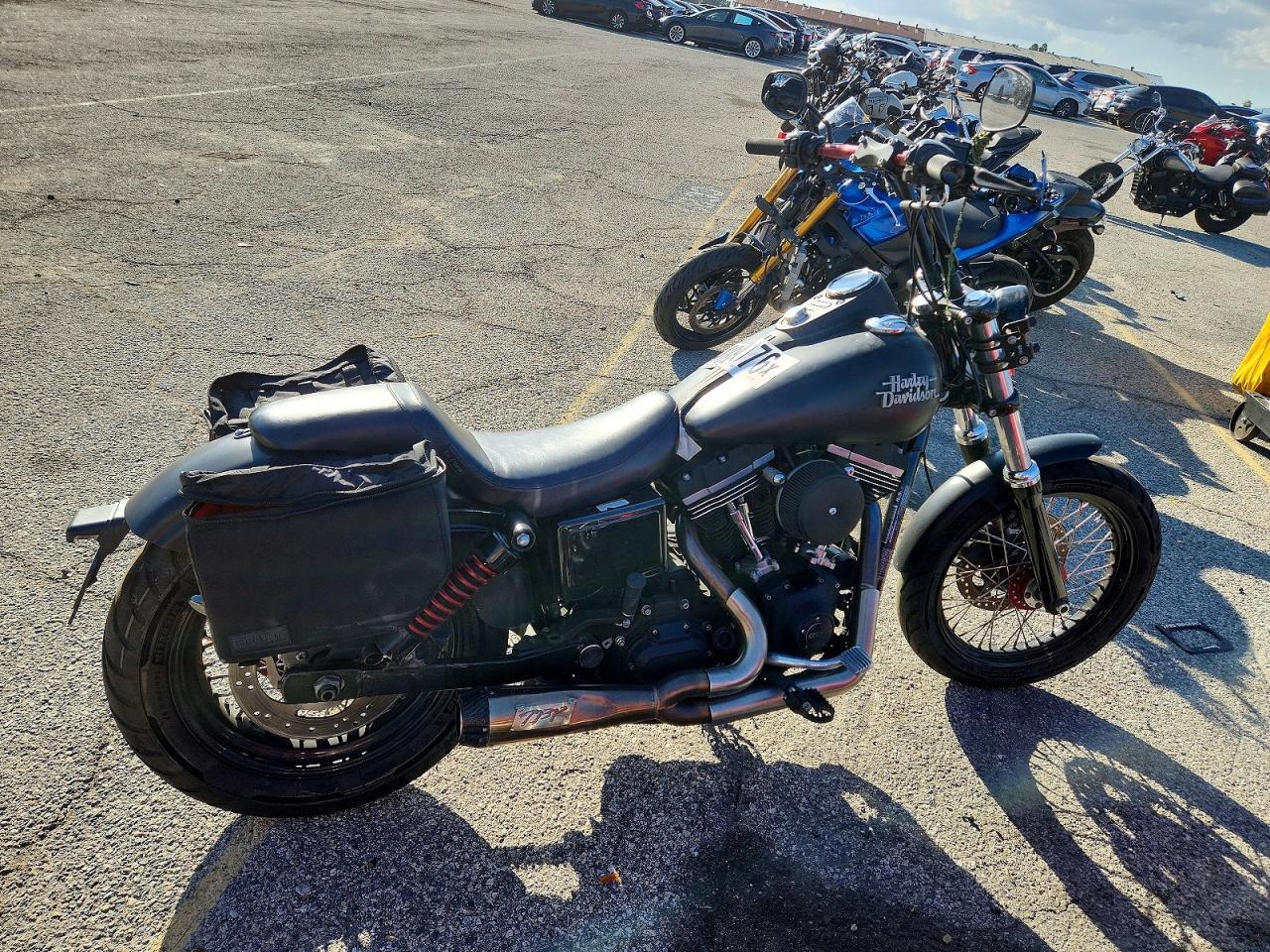 Vista de 2015 HARLEY-DAVIDSON FXDB DYNA STREET BOB, ángulo 1
