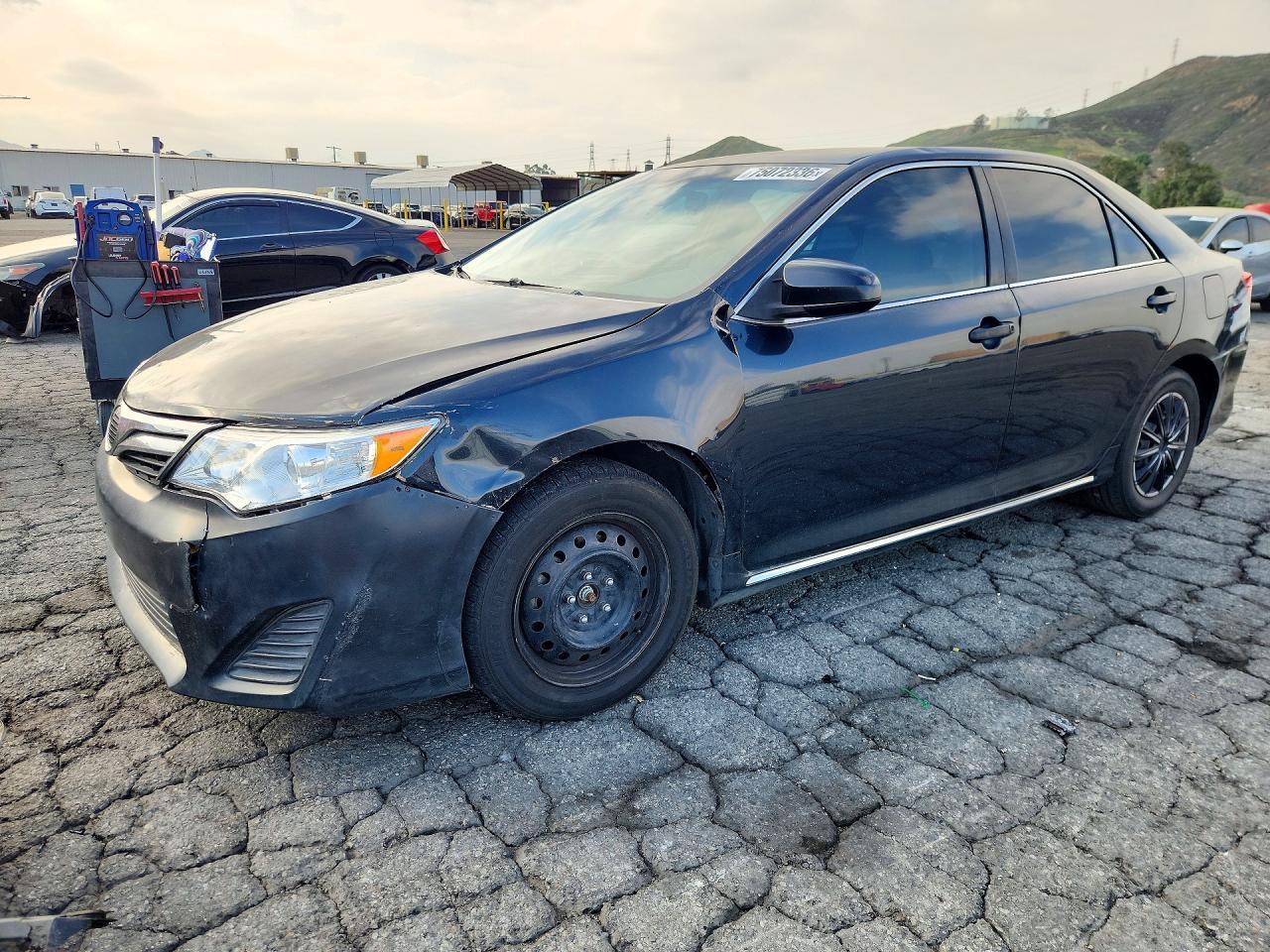 Вид 2013 TOYOTA CAMRY L, угол 1