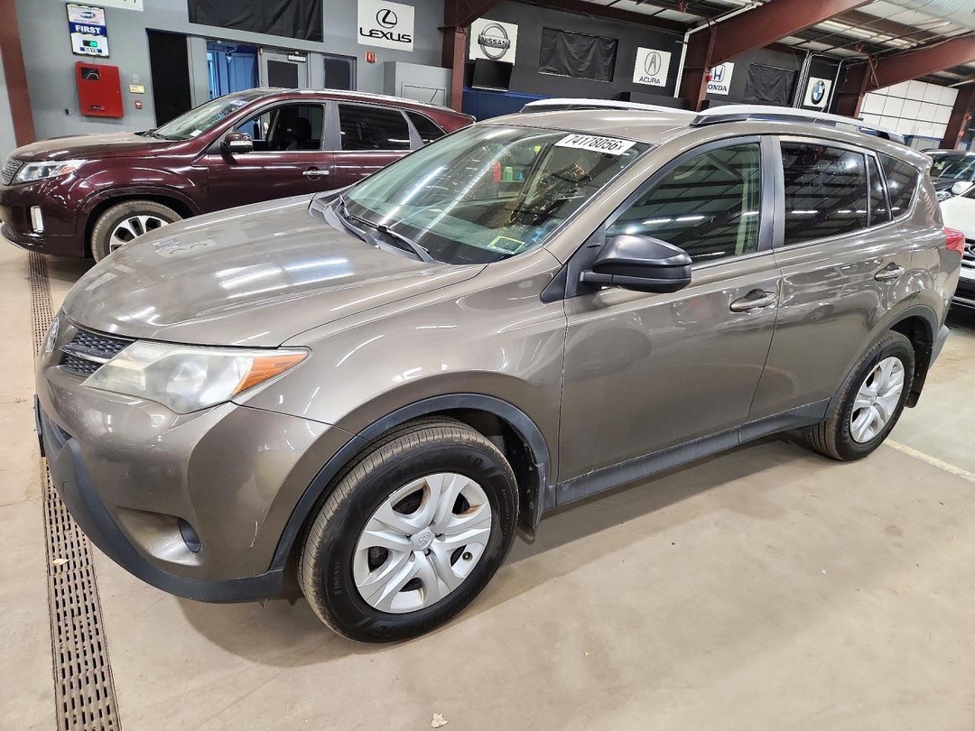 Vista de 2015 TOYOTA RAV4 LE, ángulo 1