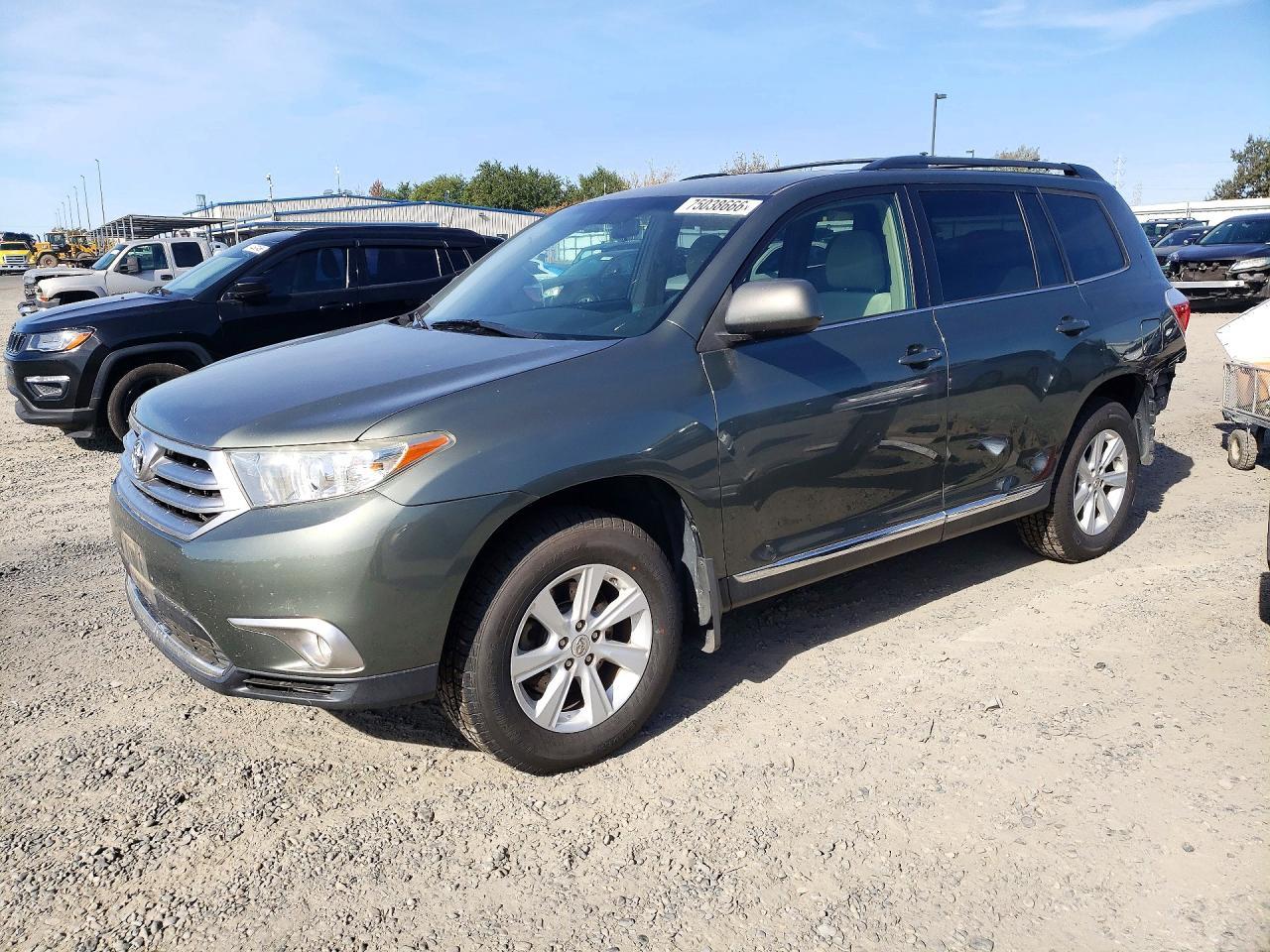 منظر 2013 TOYOTA HIGHLANDER PLUS، زاوية 1