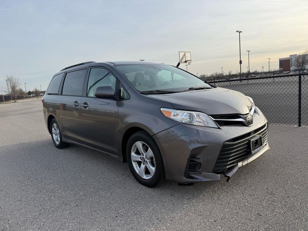 Вид 2018 TOYOTA SIENNA LE, угол 1
