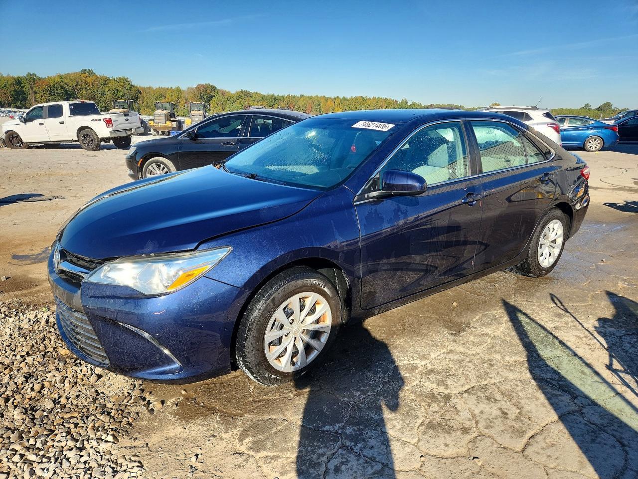 Vue de 2017 TOYOTA CAMRY LE, angle 1