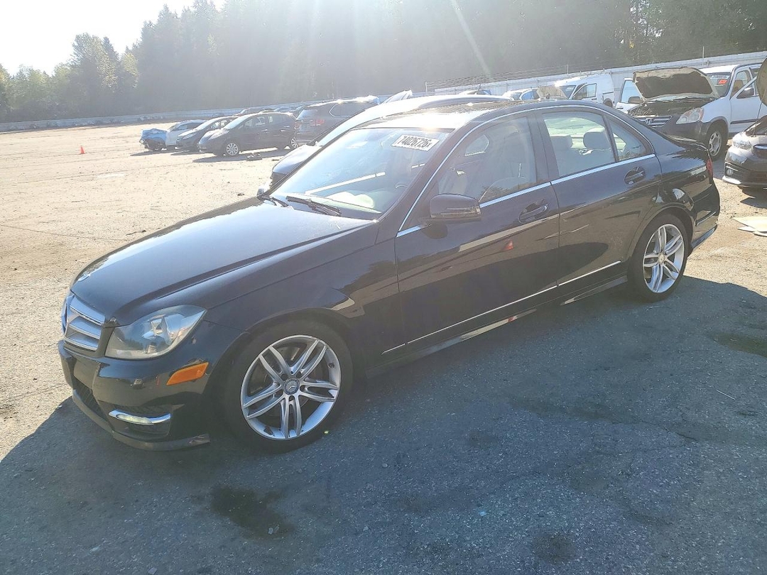 منظر 2013 MERCEDES-BENZ C 300 4MATIC، زاوية 1