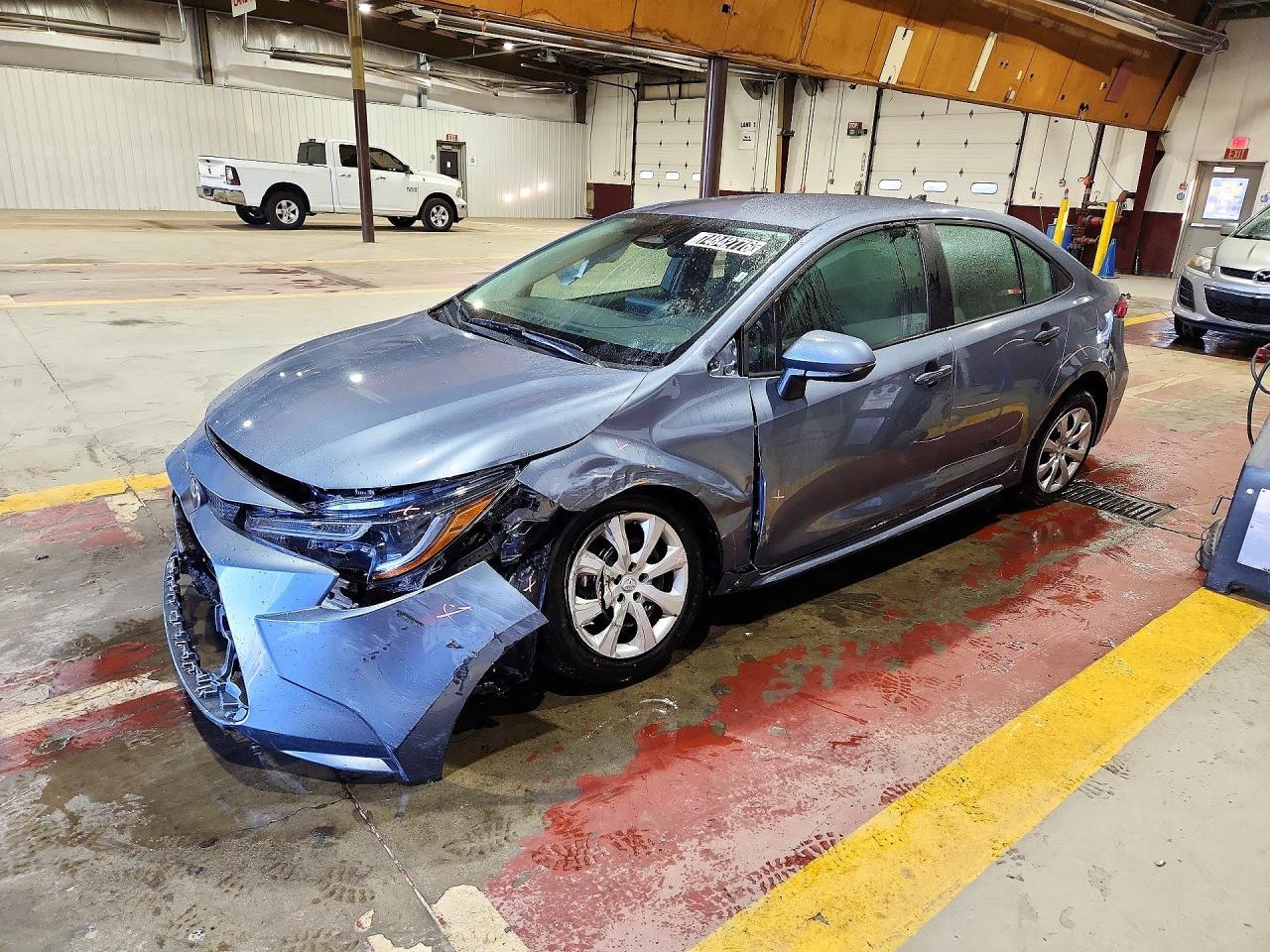 Vista de 2026 TOYOTA COROLLA LE, ángulo 1
