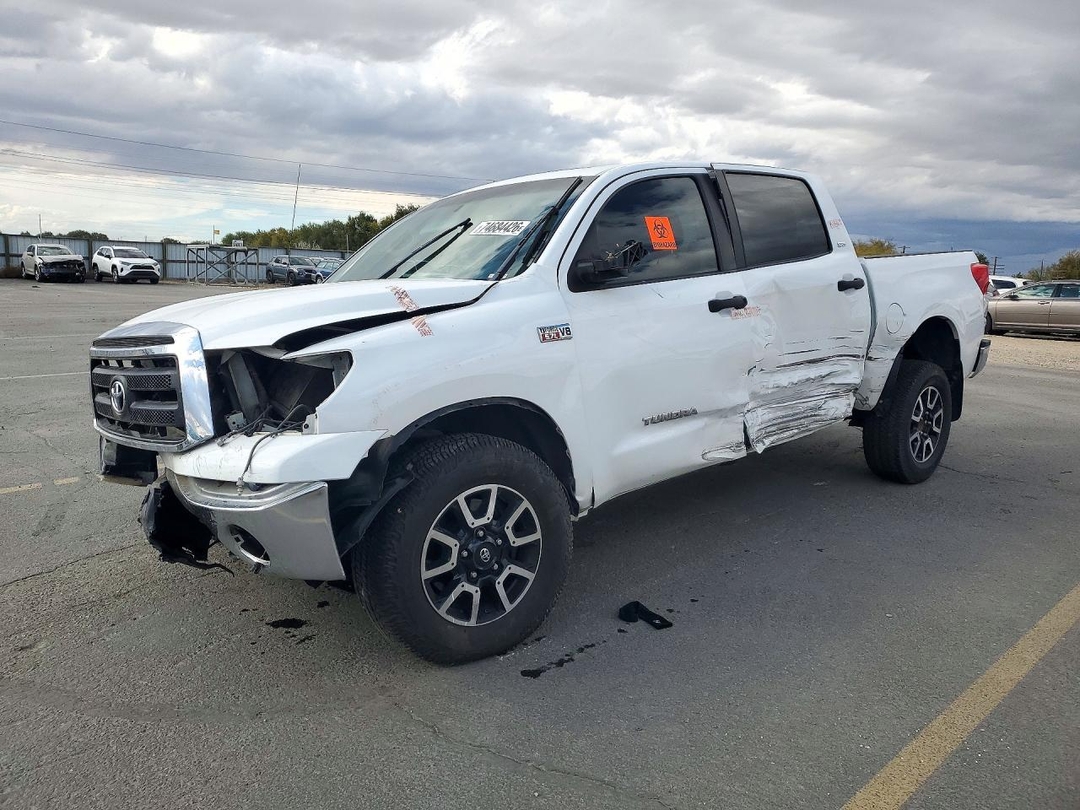 منظر 2013 TOYOTA TUNDRA CREWMAX SR5، زاوية 1