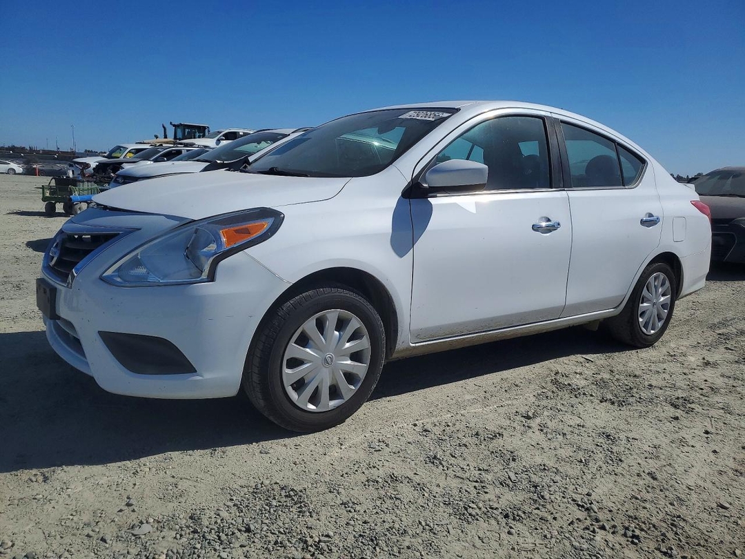 Вид 2018 NISSAN VERSA SV, угол 1