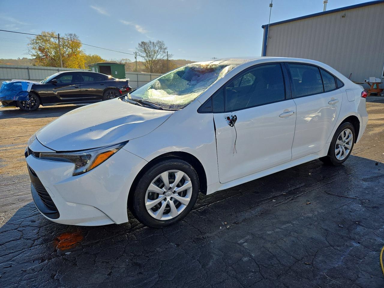 Vue de 2024 TOYOTA COROLLA LE, angle 1