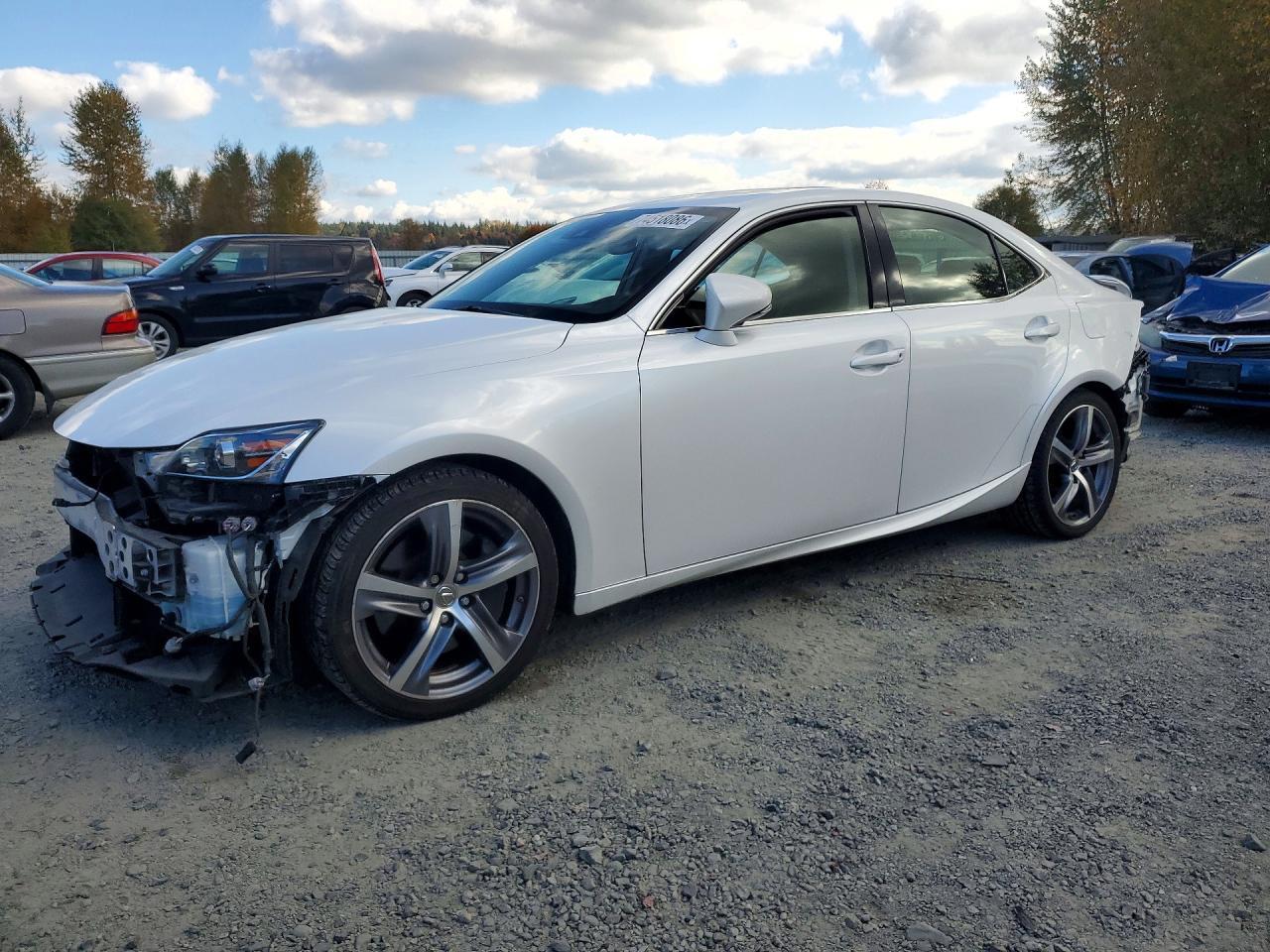 Vista de 2017 LEXUS IS 300, ángulo 1