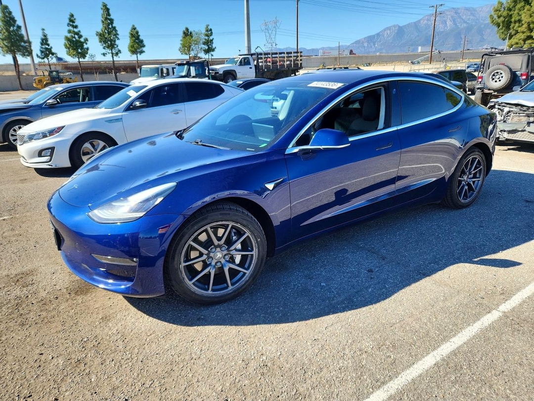 Vue de 2018 TESLA MODEL 3, angle 1