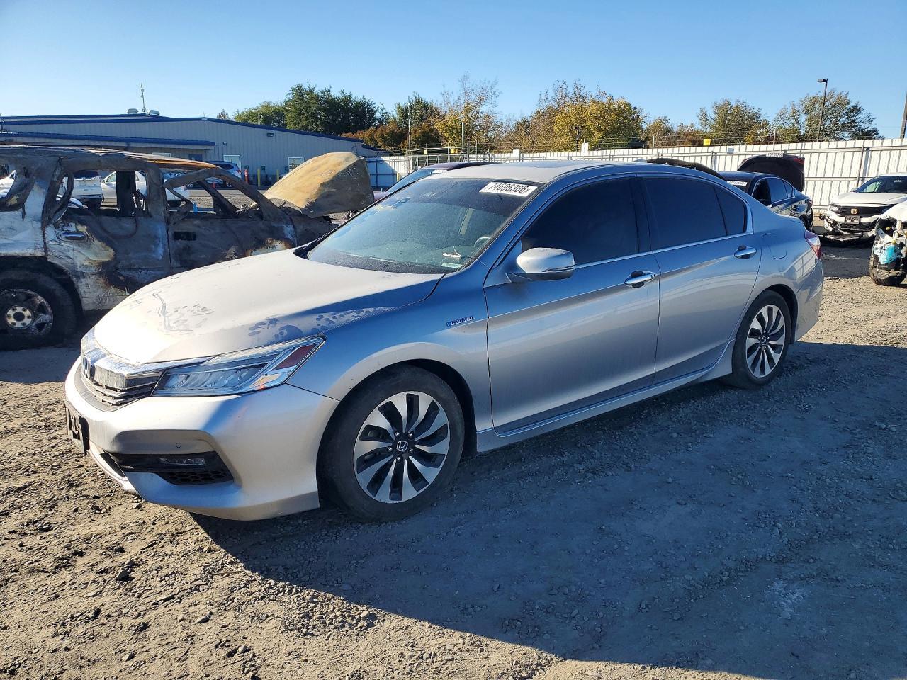 Vista de 2017 HONDA ACCORD TOURING HYBRID, ángulo 1