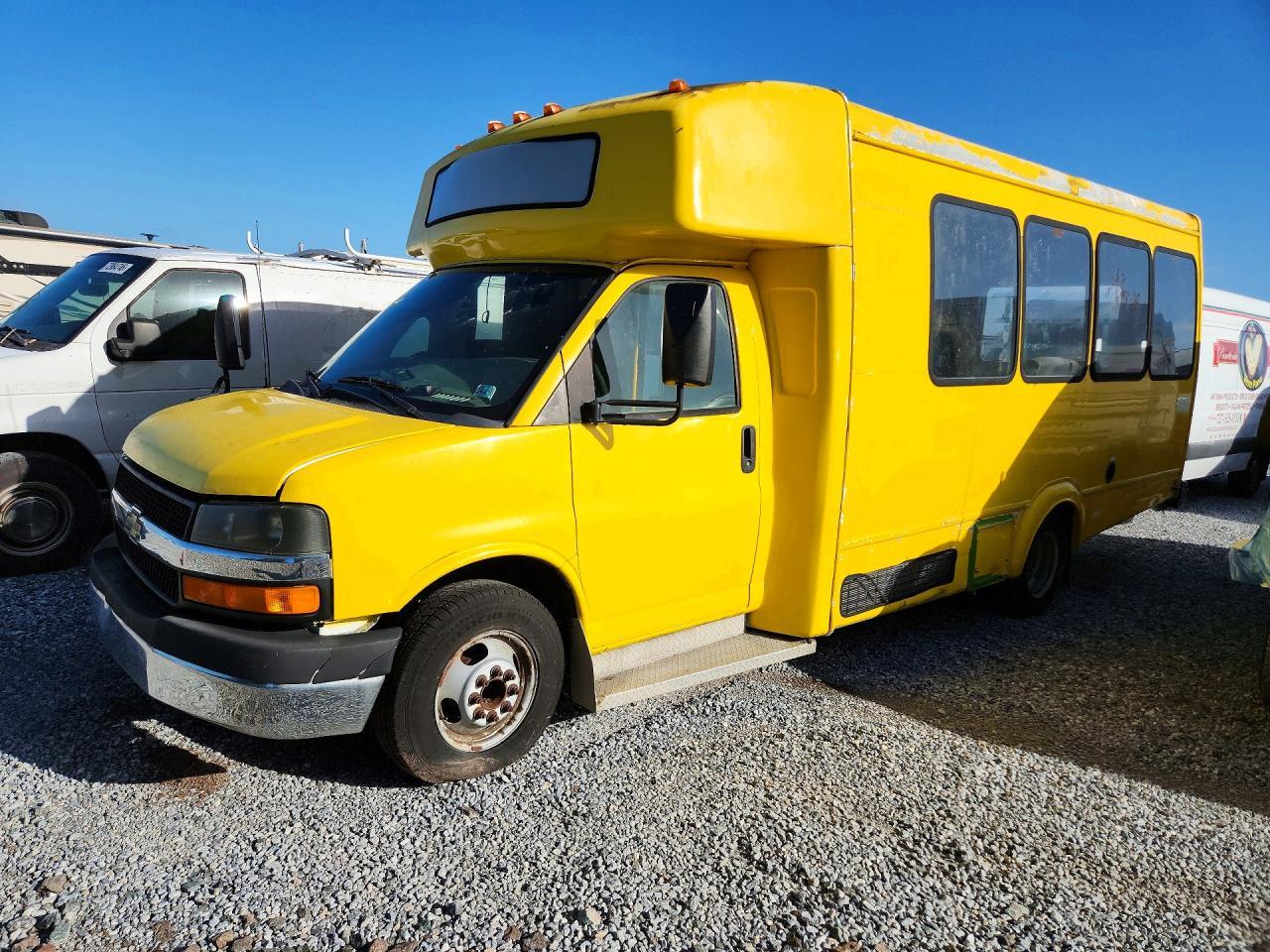 منظر 2011 CHEVROLET EXPRESS، زاوية 1