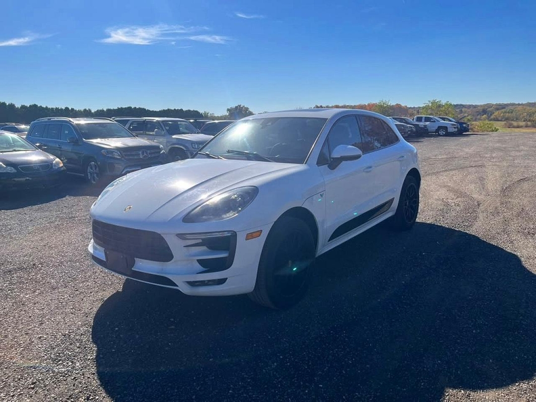 Vue de 2017 PORSCHE MACAN GTS, angle 1